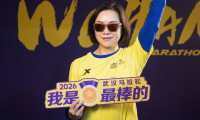 武汉马拉松赛前物资发放启动，参赛者纷纷拍摄“出征照”
